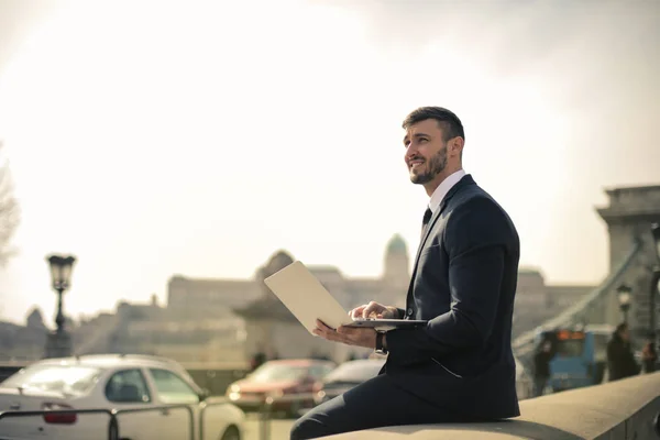 Jeune Homme Affaires Assis Sur Pont Touchant Son Ordinateur Portable — Photo