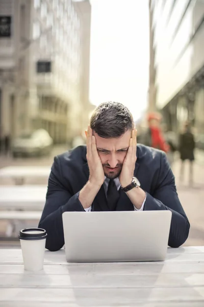 Joven Empresario Sentado Una Terraza Ciudad Tomando Café Parece Preocupado —  Fotos de Stock