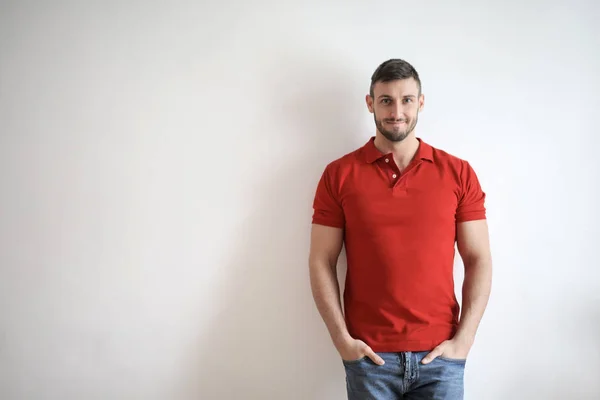 Junger Mann Rotem Shirt Vor Weißer Wand — Stockfoto