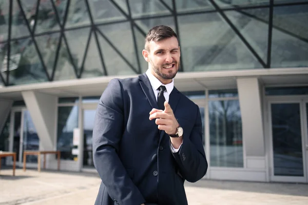 Jeune Homme Affaires Avec Expression Succès Devant Immeuble Moderne — Photo