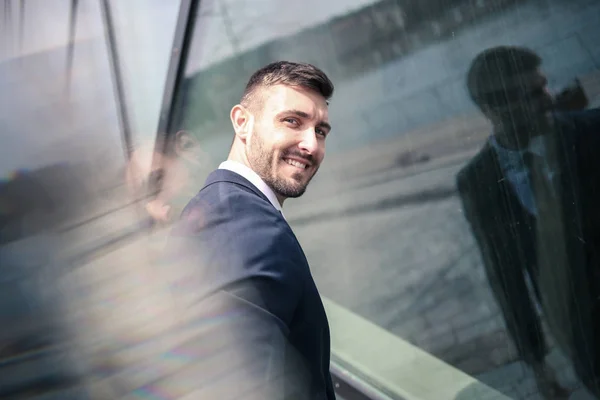 Joven Empresario Mirando Hacia Atrás Sonriendo — Foto de Stock