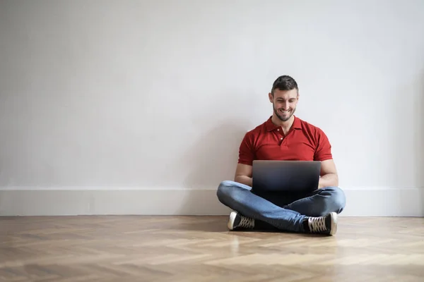 Joven Sentado Suelo Navegando Felizmente Internet — Foto de Stock