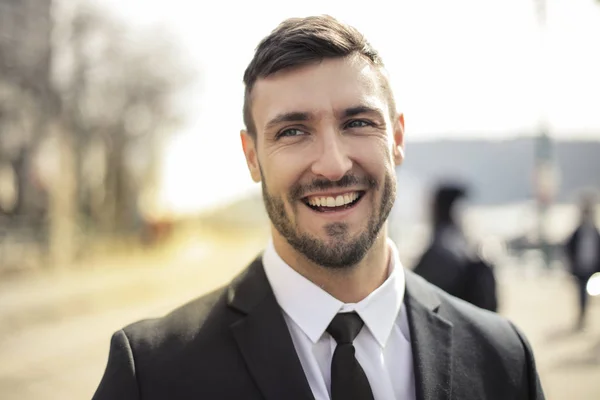 Jovem Empresário Sorrindo Confiantemente Livre — Fotografia de Stock