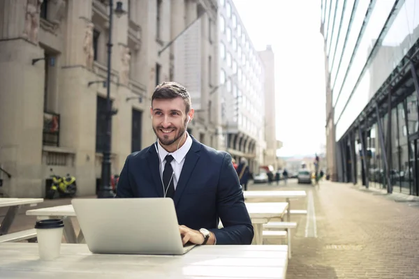 Junger Geschäftsmann Sitzt Mit Seinem Laptop Auf Einer Terrasse Und — Stockfoto