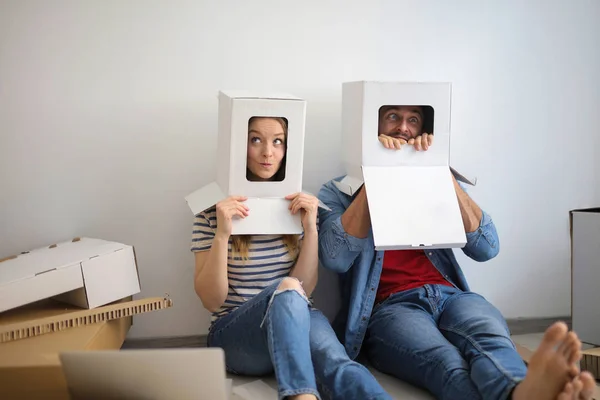 Молода Щаслива Пара Розважається Паперовими Коробками Жартує — стокове фото