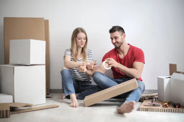 Feliz Jovem Casal Sentado Chão Interior Preparar Caixas Papel — Fotografia de Stock