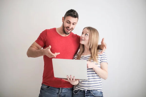 Junges Paar Steht Drinnen Und Checkt Fröhlich Seinen Laptop — Stockfoto