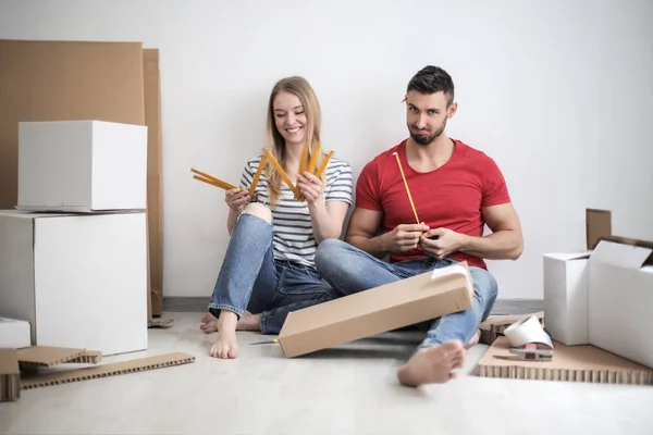 Jong Koppel Plezier Zittend Een Overdekt Met Papier Dozen Hen — Stockfoto