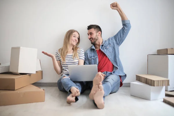 Feliz Jovem Casal Com Laptop Desfrutar Sua Nova Casa Fazer — Fotografia de Stock