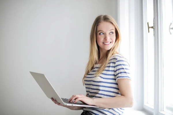 Mujer Joven Feliz Con Ordenador Portátil Moderno Sonríe Brillante Mirar — Foto de Stock