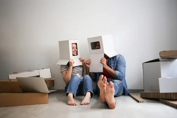 Gelukkige Jonge Paar Maken Sommige Plezier Samen Hun Nieuwe Huis — Stockfoto