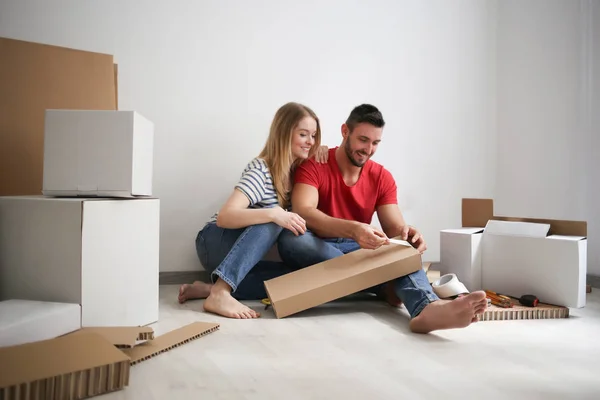 Feliz Jovem Casal Sua Nova Casa Desembrulhando Suas Caixas Juntos — Fotografia de Stock