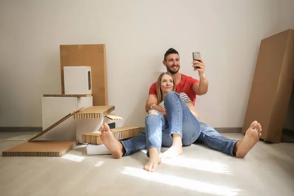 Šťastný Mladý Pár Jejich Nové Domácí Fotografování Smartphonem — Stock fotografie