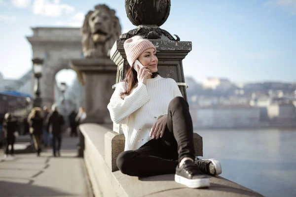 Mujer Urbana Con Estilo Sienta Puente Habla Teléfono Inteligente — Foto de Stock