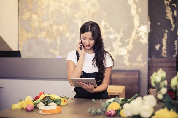 Femme Asiatique Utilisant Smartphone Tablette Dans Magasin Fleurs — Photo