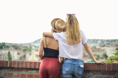 Açık sarılma iki genç arkadaşlar.