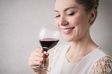 Bir kadeh şarap içmek genç güzel kadın.