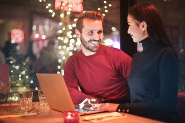 Yan yana duran ve internette sörf genç çift.