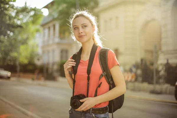 Unga Blonda Kvinnan Promenader Staden Med Ryggsäck Och Kamera — Stockfoto
