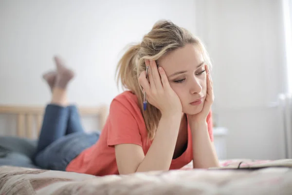 Mujer Rubia Joven Acostada Cama Sintiéndose Triste —  Fotos de Stock