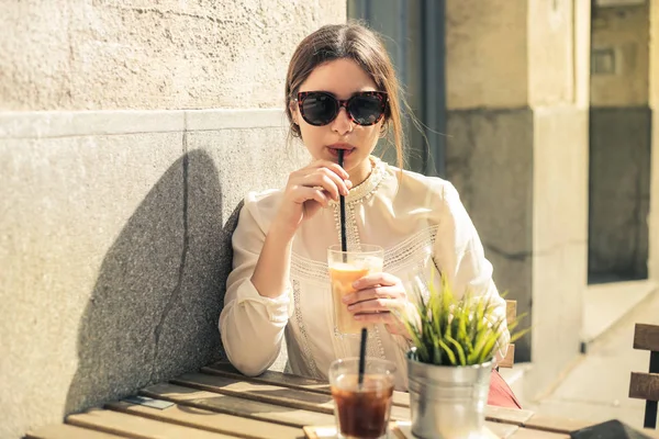 Mulher Bonita Nova Com Óculos Sol Que Tem Uma Bebida — Fotografia de Stock