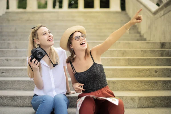 Zwei Junge Freundinnen Mit Kamera Hängen Einem Sommertag Herum Und — Stockfoto