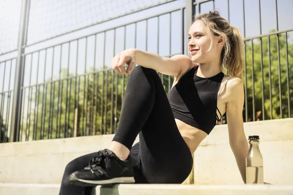 Unga Blonda Kvinnan Fitness Outfit Att Paus Och Koppla Sommardag — Stockfoto