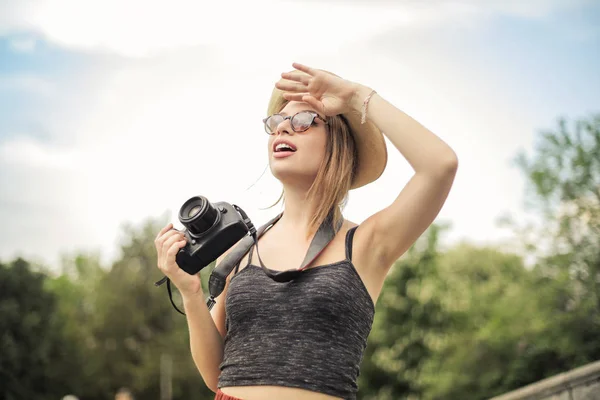 Jovem Adolescente Bonita Com Uma Câmera Olhando Para Céu — Fotografia de Stock