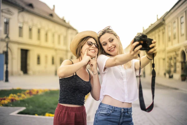 Due Amiche Che Fanno Selfie Città — Foto Stock