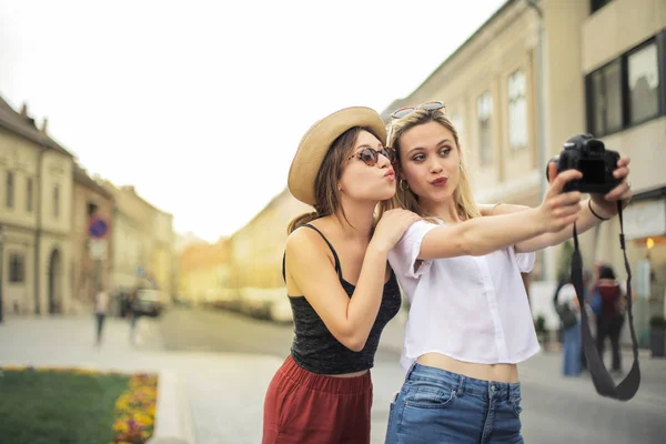 Två Kvinnliga Vänner Att Selfie Staden — Stockfoto