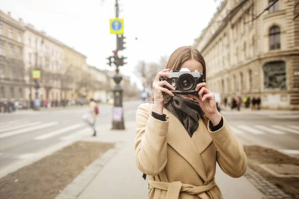 市内の秋にカメラで写真を撮る若い女性 — ストック写真