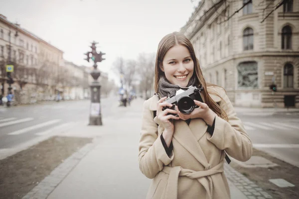 Jonge Mooie Vrouw Die Lacht Straat Herfst Met Een Camera — Stockfoto