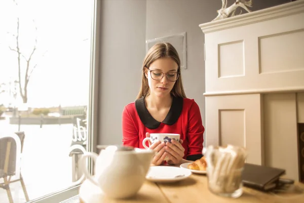 Junge Schöne Frau Die Allein Hause Ein Warmes Getränk Trinkt — Stockfoto