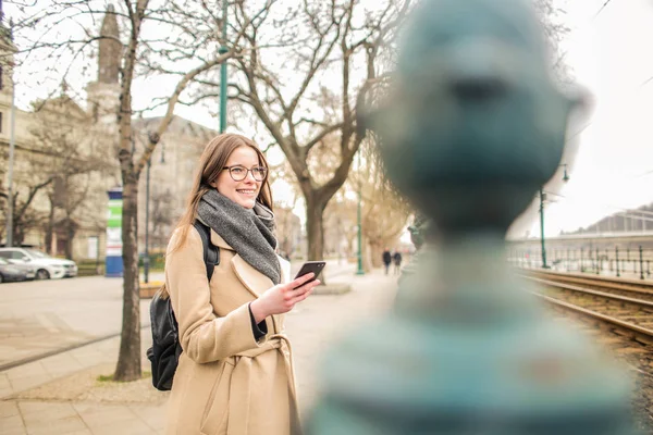 Młode Ładne Kobiety Stojąc Ulicy Jej Smartphone Ręku Uśmiechem Jesienią — Zdjęcie stockowe