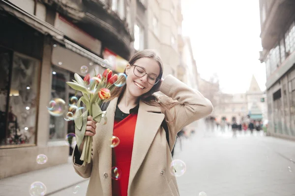 Jovem Mulher Bonita Com Buquê Flores Desfrutando Passeio Cidade Sorrindo — Fotografia de Stock