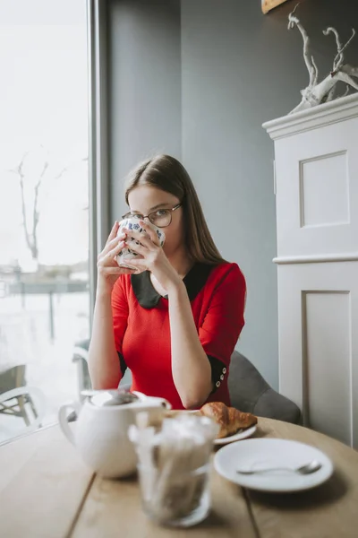 Jovem Mulher Bonita Tomando Uma Bebida Interior Elegante — Fotografia de Stock