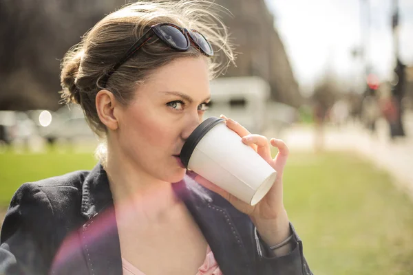 Junge Hübsche Frau Beim Kaffee Auf Der Straße Der Stadt — Stockfoto