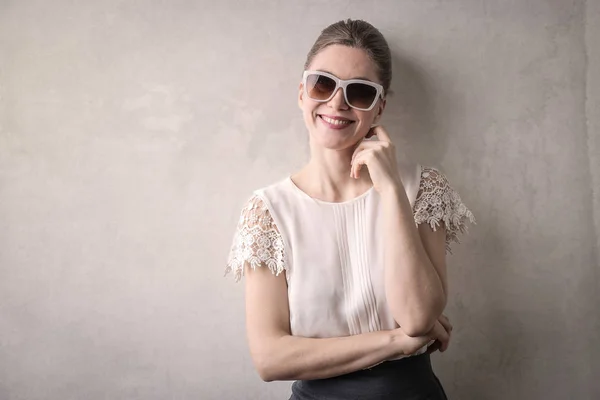 Mulher Bonita Nova Com Óculos Sol Sorrindo Frente Uma Parede — Fotografia de Stock