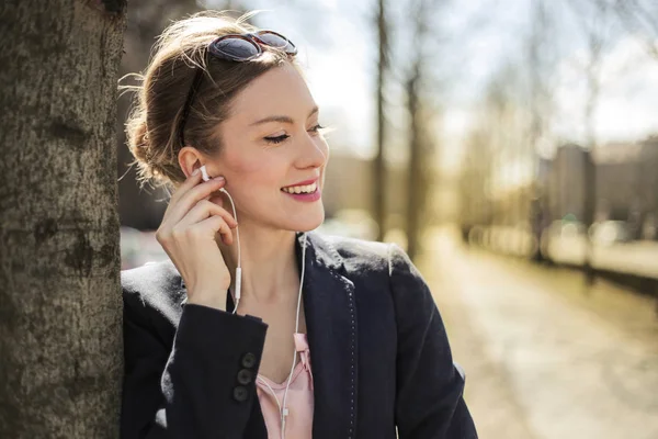 Jeune Jolie Femme Ville Écoutant Musique Sur Ses Écouteurs Souriant — Photo