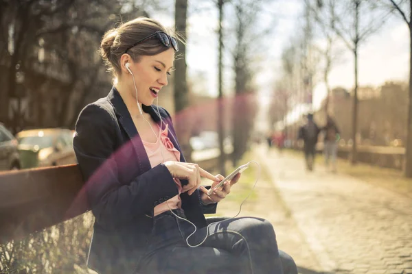 Jeune Jolie Femme Élégante Assise Sur Banc Plein Air Vérifiant — Photo