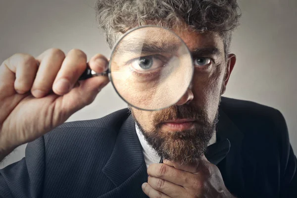 Uomo Affari Dai Capelli Ricci Che Guarda Una Lente Ingrandimento — Foto Stock