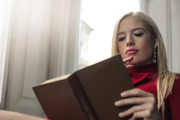 Jovem Loira Bela Mulher Lendo Livro — Fotografia de Stock