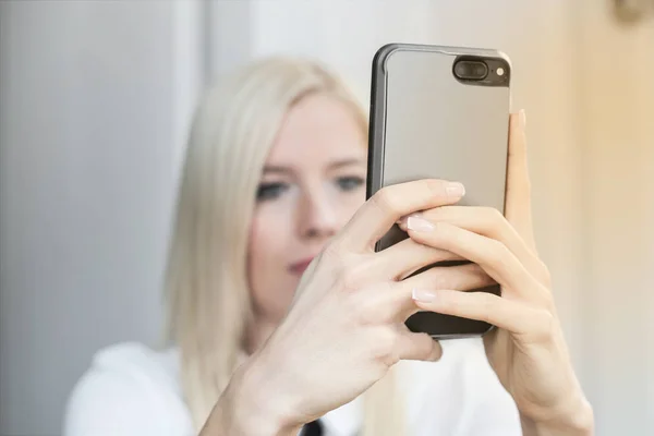 Joven Hermosa Mujer Rubia Revisando Teléfono Inteligente Mensajes Texto —  Fotos de Stock