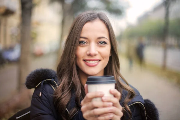 Unga Vackra Kvinnan Leende Och Kopp Kaffe Att Gatan — Stockfoto