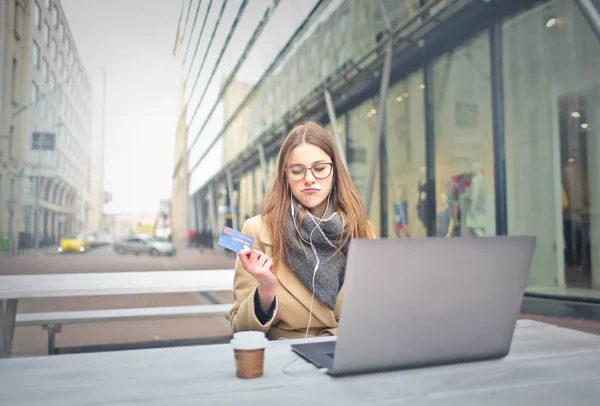 Jovem Adolescente Sentada Terraço Com Seu Laptop Tentando Usar Seu — Fotografia de Stock