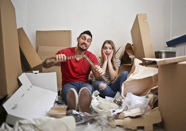 Jong Koppel Zittend Vloer Onder Papier Dozen Zoek Naar Last — Stockfoto