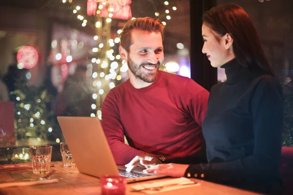 Yan yana duran ve internette sörf genç çift.