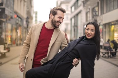 Ve sokakta dans eğlenceli sahip genç çift.