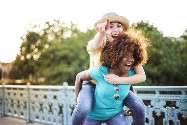 Gülen ve having fun sokakta iki genç bayan arkadaş.