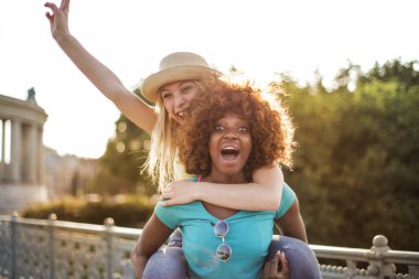 Şehirde eğleniyor ve tatil keyfini iki genç bayan arkadaş.